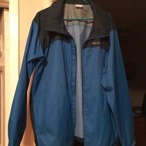 Columbia Men’s lightweight hooded windbreaker.